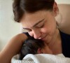 Barbara Opsomer pose avec son bébé, le 5 mai 2021