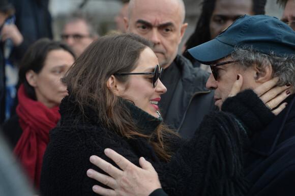 Marion Cotillard et Dennis Berry (Mari de la défunte) - Sorties des obsèques de Anna Karina en la chapelle de l'Est au cimetière du Père Lachaise à Paris. Le 21 décembre 2019 