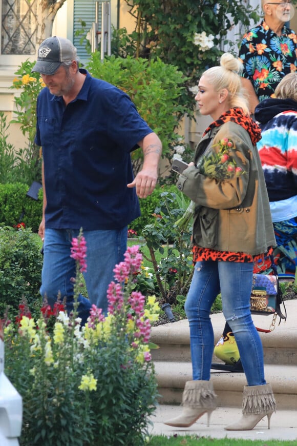 Exclusif - Gwen Stefani et son fiancé Blake Shelton passent la fête des mères chez les parents de Gwen à Los Angeles, le 9 mai 2021.