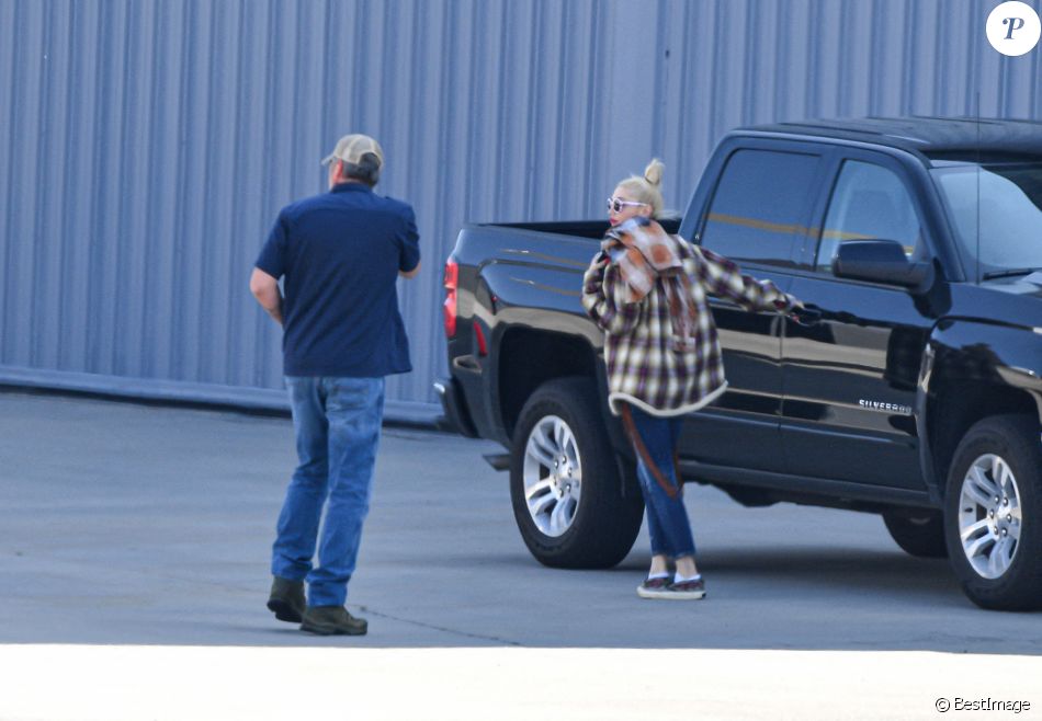 Exclusif - Gwen Stefani et son fiancé Blake Shelton arrivent en jet privé à Los Angeles, le 16 mai 2021.