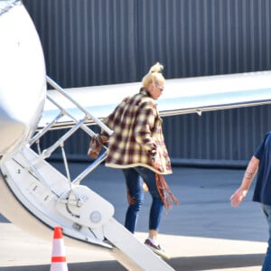 Exclusif - Gwen Stefani et son fiancé Blake Shelton arrivent en jet privé à Los Angeles, le 16 mai 2021.