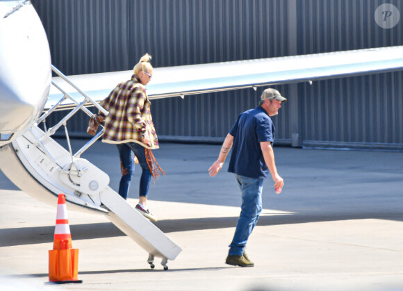 Exclusif - Gwen Stefani et son fiancé Blake Shelton arrivent en jet privé à Los Angeles, le 16 mai 2021.