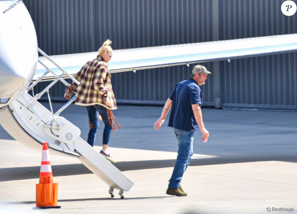 Exclusif - Gwen Stefani et son fiancé Blake Shelton arrivent en jet privé à Los Angeles, le 16 mai 2021.