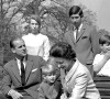 La reine Elizabeth II et l'un de ses corgis lors d'une séance photo en famille à Frogmore House en 1968, avec le duc d'Edimbourg, la princesse Anne, le prince Charles, le prince Edward (sur le banc) et le prince Andrew.