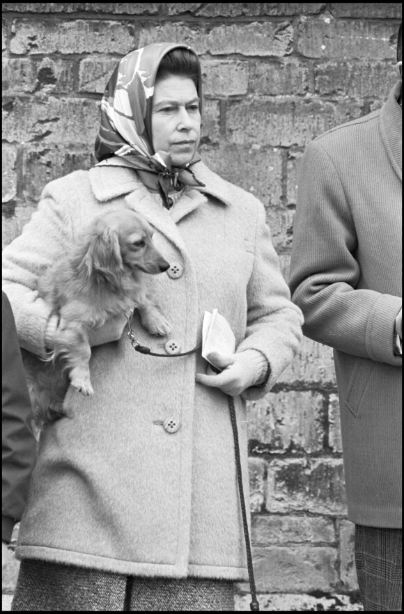 Elizabeth II et son chien à Badminton en 1976.