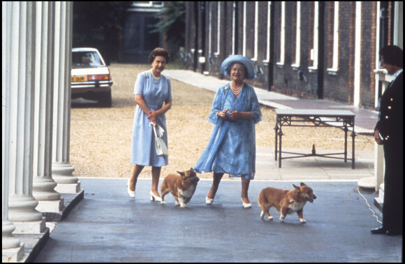 Elizabeth II et la Reine mère avec leurs chiens en 1988.