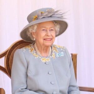 Trooping of the colour - La reine Elisabeth II d'Angleterre assiste seule à la cérémonie célébrant son anniversaire au chateau de Windsor.