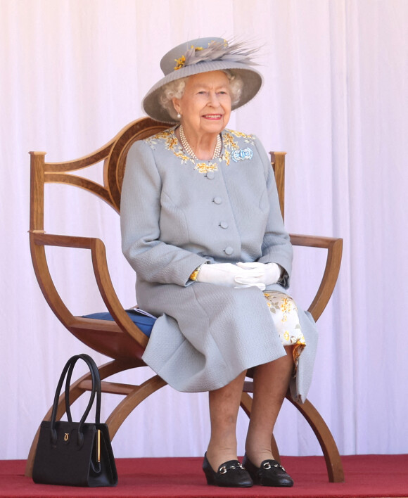 Trooping of the colour - La reine Elisabeth II d'Angleterre assiste seule à la cérémonie célébrant son anniversaire au chateau de Windsor.