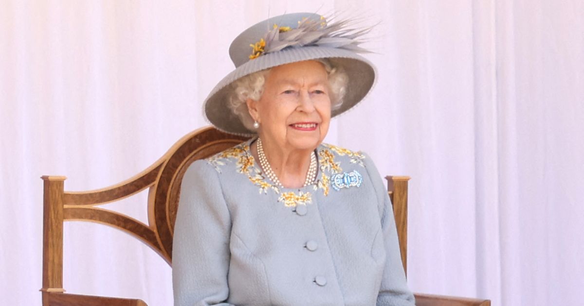 Elizabeth II gÃ¢tÃ©e : le prince Andrew, Beatrice et Eugenie lui offrent un cadeau... turbulent ! - Pure People