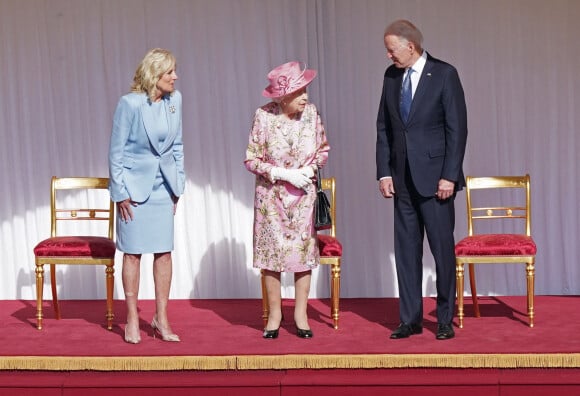 Le président des Etats-Unis Joe Biden et sa femme Jill Biden visitent le château de Windsor en compagnie de la reine Elisabeth II, le 13 juin 2021.