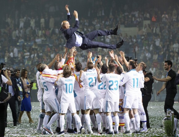 Les joueurs du Real Madrid et leur entraîneur Zinedine Zidane fêtent leur victoire en ligue des Champions à Madrid le 26 mai 2018.