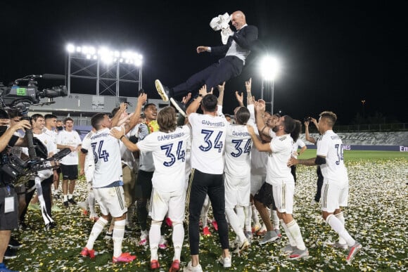 Zinédine Zidane et ses anciens joueurs du Real Madrid fêtent leur titre de champion d'Espagne. Madrid, le 16 juillet 2020.