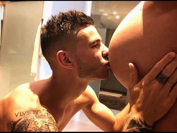 Lucas Hernandez appose un baiser sur le ventre très arrondi de sa compagne Amelia Llorente. Instagram, le 23 juillet 2018. 