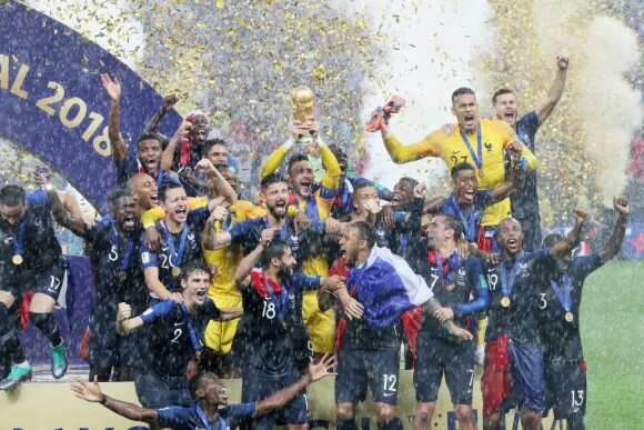 Lucas Hernandez (en haut, à droite) et l'équipe de France sacrés champions du monde après leur victoire en finale face à la Croatie (4-2). Moscou, le 15 juillet 2018 © Cyril Moreau/Bestimage