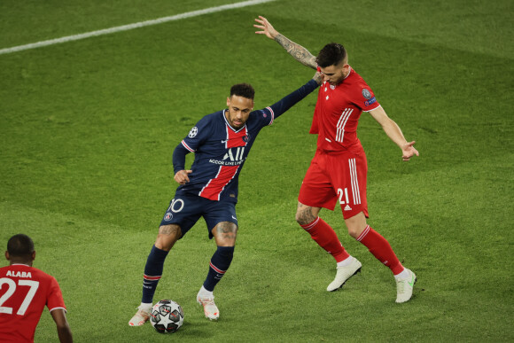 Neymar Jr et Lucas Hernandez lors du match de quart de final de la Ligue des Champions opposant le Paris Saint-Germain au Bayern Munich au Parc des Princes à Paris, le 13 avril 2021. © Cyril Moreau / Bestimage