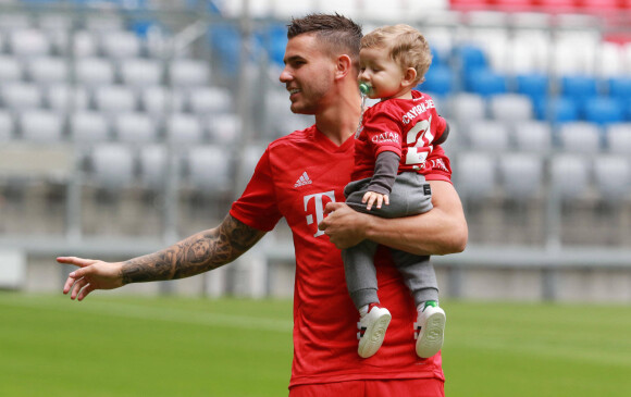 Lucas Hernandez et son fils Martin lors de la présentation de Lucas Hernandez, nouvelle recrue du Bayern de Munich à Munich, le 8 juillet 2019. 