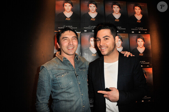 Alban Bartoli (The Voice saison 2) pose avec Atef (The Voice saison 1) qui présente son 1er album 'Perfect Stranger' lors d'un showcase au Jade Club le 3 mars 2014.