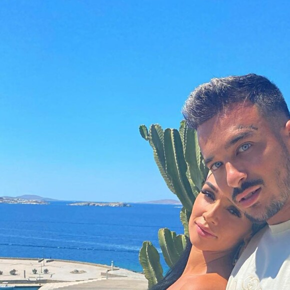 Jazz, star de la "JLC Family", est mariée à Laurent Correia et le couple a ensemble deux enfants : Chelsea et Cayden.