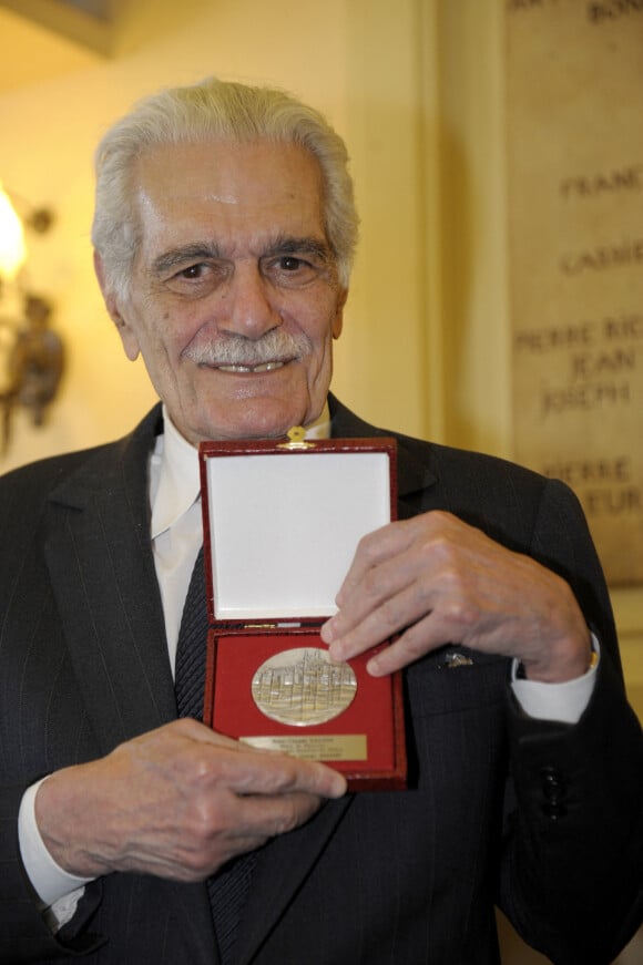 Omar Sharif recoit la medaille de la ville de Marseille par le premier adjoint Roland Blum, le 17 juin 2013.