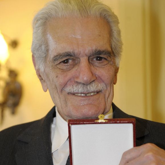 Omar Sharif recoit la medaille de la ville de Marseille par le premier adjoint Roland Blum, le 17 juin 2013.