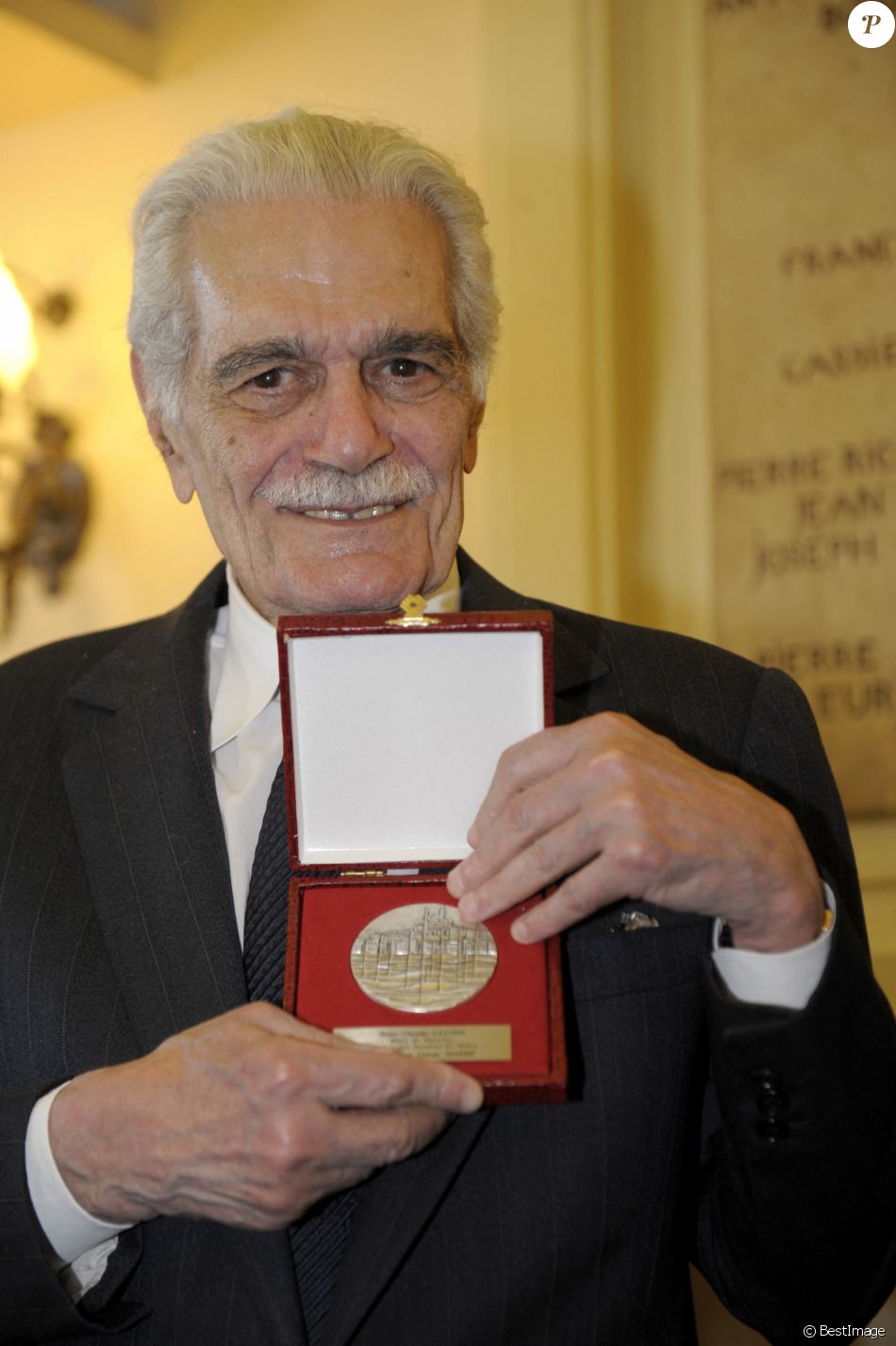 Omar Sharif recoit la medaille de la ville de Marseille par le premier adjoint Roland Blum, le 17 juin 2013.