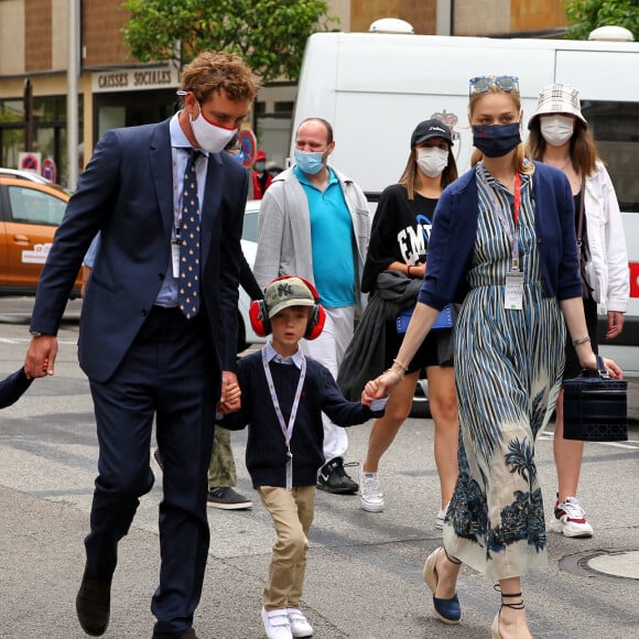 Exclusif - Pierre Casiraghi, sa femme Beatrice Borromeo et leurs enfants Stefano et Francesco se promènent lors des essais du Grand Prix de Monaco le 22 mai 2021. © Thibaut Parat/Nice Matin/Bestimage