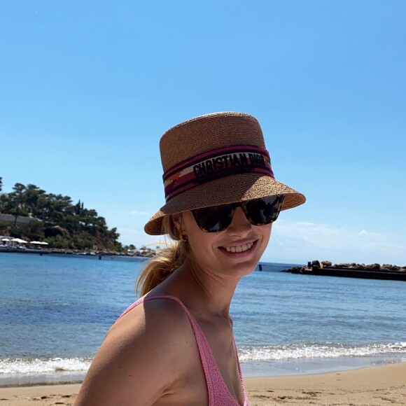 Beatrice Borromeo à la plage en Grèce, avant le défilé Dior Cruise 2022, avec sa copine Bianca Brandolini, le 17 juin 2021.