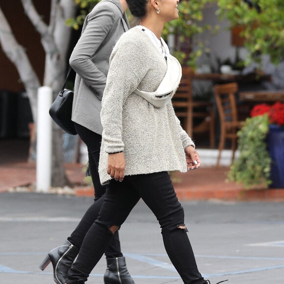 Christina Milian va déjeuner au restaurant Mauro's Cafe à West Hollywood, Los Angeles, le 7 juin 2021.