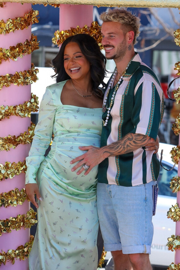 Christina Milian, enceinte, et son compagnon M Pokora (Matt) font la promotion de la marque "Beignet Box" de Christina sur un char lors d'une parade à Los Angeles le 10 avril 2021.
