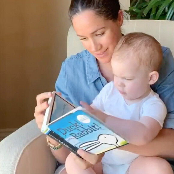 Meghan Markle, duchesse de Sussex, lit l'histoire "Duck ! Rabbit ! " à son fils Archie à l'occasion de son 1er anniversaire pour le compte Instagram de l'ONG "Save The Children". A la fin de la séquence, l'association fait un appel aux dons pour aider les familles les plus démunies face à la pandémie du coronavirus (Covid-19). Los Angeles. Le 6 mai 2020.