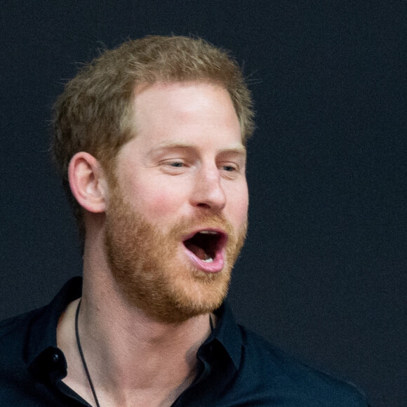 La princesse Margriet des Pays-Bas offre un body au prince Harry, duc de Sussex lors de sa visite officielle aux Pays-Bas pour une conférence pour la compétition Invictus Games quelques jours après la naissance de son premier enfant Archie. La Haye, le 9 mai 2019.