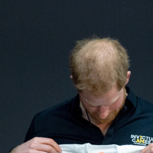 La princesse Margriet des Pays-Bas offre un body au prince Harry, duc de Sussex lors de sa visite officielle aux Pays-Bas pour une conférence pour la compétition Invictus Games quelques jours après la naissance de son premier enfant Archie. La Haye, le 9 mai 2019.