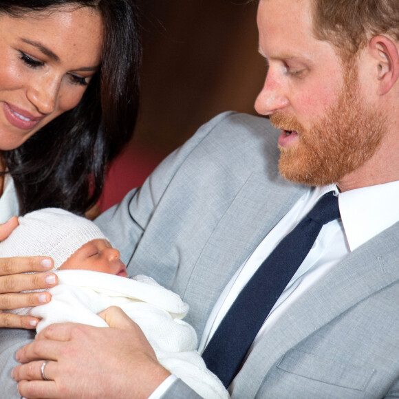 Le prince Harry et Meghan Markle, duc et duchesse de Sussex, présentent leur fils Archie Harrison Mountbatten-Windsor dans le hall St George au château de Windsor le 8 mai 2019.