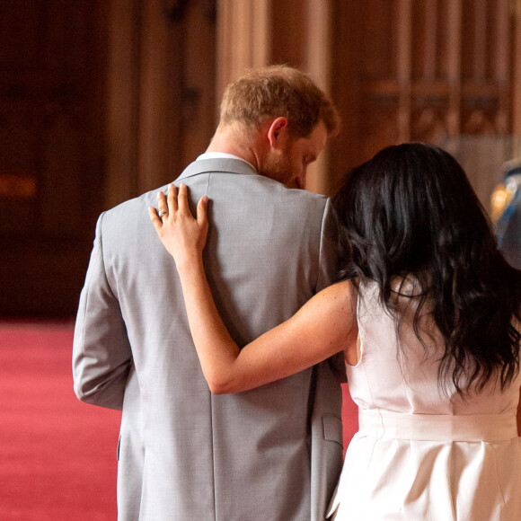 Le prince Harry et Meghan Markle, duc et duchesse de Sussex, présentent leur fils Archie Harrison Mountbatten-Windsor dans le hall St George au château de Windsor le 8 mai 2019. 