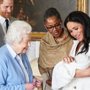 Le prince Philip, duc d'Edimbourg, la reine Elisabeth II d'Angleterre, la mère de Meghan Doria Ragland, le prince Harry, duc de Sussex, Meghan Markle, duchesse de Sussex, et leur fils Archie Harrison Mountbatten-Windsor.