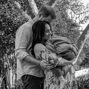 Le prince Harry, Meghan Markle (enceinte) et leur fils Archie. Portrait réalisé à distance par le photographe Misan Harriman.