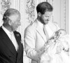 Le prince Charles pose avec son petit-fils Archie Mountbatten-Windsor peu de temps après sa naissance.
