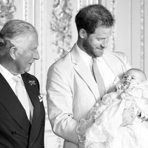 Le prince Charles pose avec son petit-fils Archie Mountbatten-Windsor peu de temps après sa naissance.