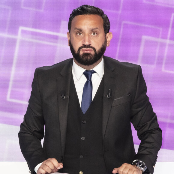 Exclusif - Cyril Hanouna - C. Hanouna présente l'émission "1 Jeune 1 Solution" en direct sur C8 avec comme invitée principale E. Borne (ministre du travail) le 21 mai 2021. L'émission, qui reprend le nom du plan gouvernemental lancé au mois de juillet 2020, entend trouver des solutions pour aider les jeunes aux prises avec des études perturbées, des petits boulots suspendus, et des opportunités d'emploi plus limitées. © Jack Tribeca/Bestimage 