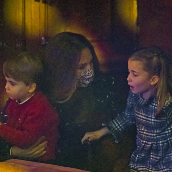 Catherine (Kate) Middleton, duchesse de Cambridge, avec ses enfants le prince George, la princesse Charlotte et le prince Louis ont assisté à un spectacle donné en l'honneur des personnes qui ont été mobilisées pendant la pandémie au Palladium à Londres, Royaume Uni, le 11 décembre 2020.