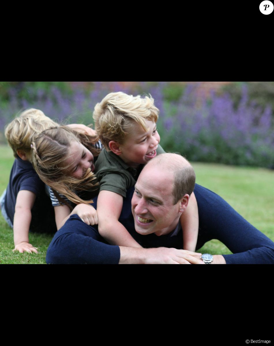 Le prince William, duc de Cambridge à l'occasion de ses 38 ans et de la fête des pères en compagnie de ses enfants le prince George, la princesse Charlotte et le prince Louis à Londres, Royaume Uni, le 21 juin 2020.
