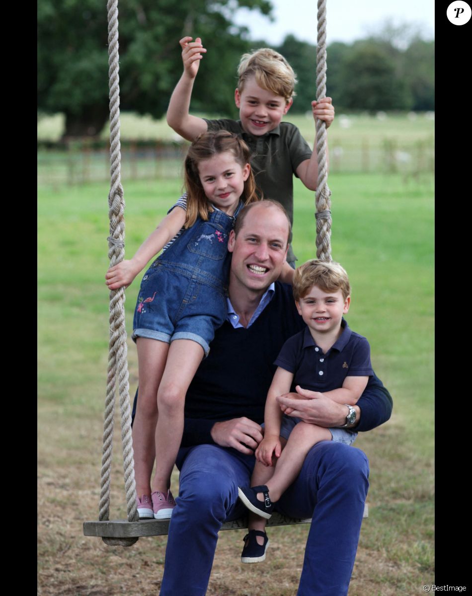 Le prince William, duc de Cambridge à l'occasion de ses 38 ans et de la fête des Pères en compagnie de ses enfants le prince George, la princesse Charlotte et le prince Louis.