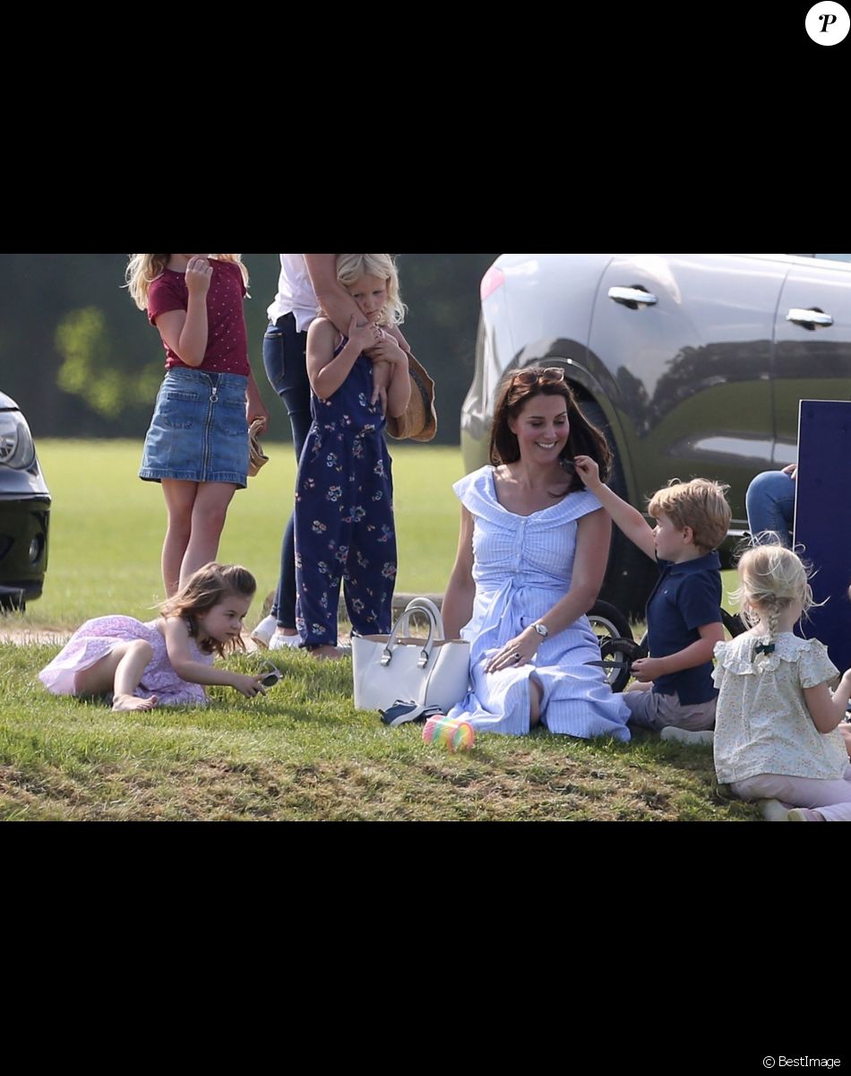 Catherine Kate Middleton, duchesse de Cambridge, le prince George, la princesse Charlotte, pieds nus, lors d'un match de polo caritatif au Beaufort Polo Club à Tetbury le 10 juin 2018.