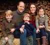 Le prince William, Kate Middleton et leurs trois enfants, le prince George, la princesse Charlotte et le prince Louis, posent pour leur carte de voeux 2021.