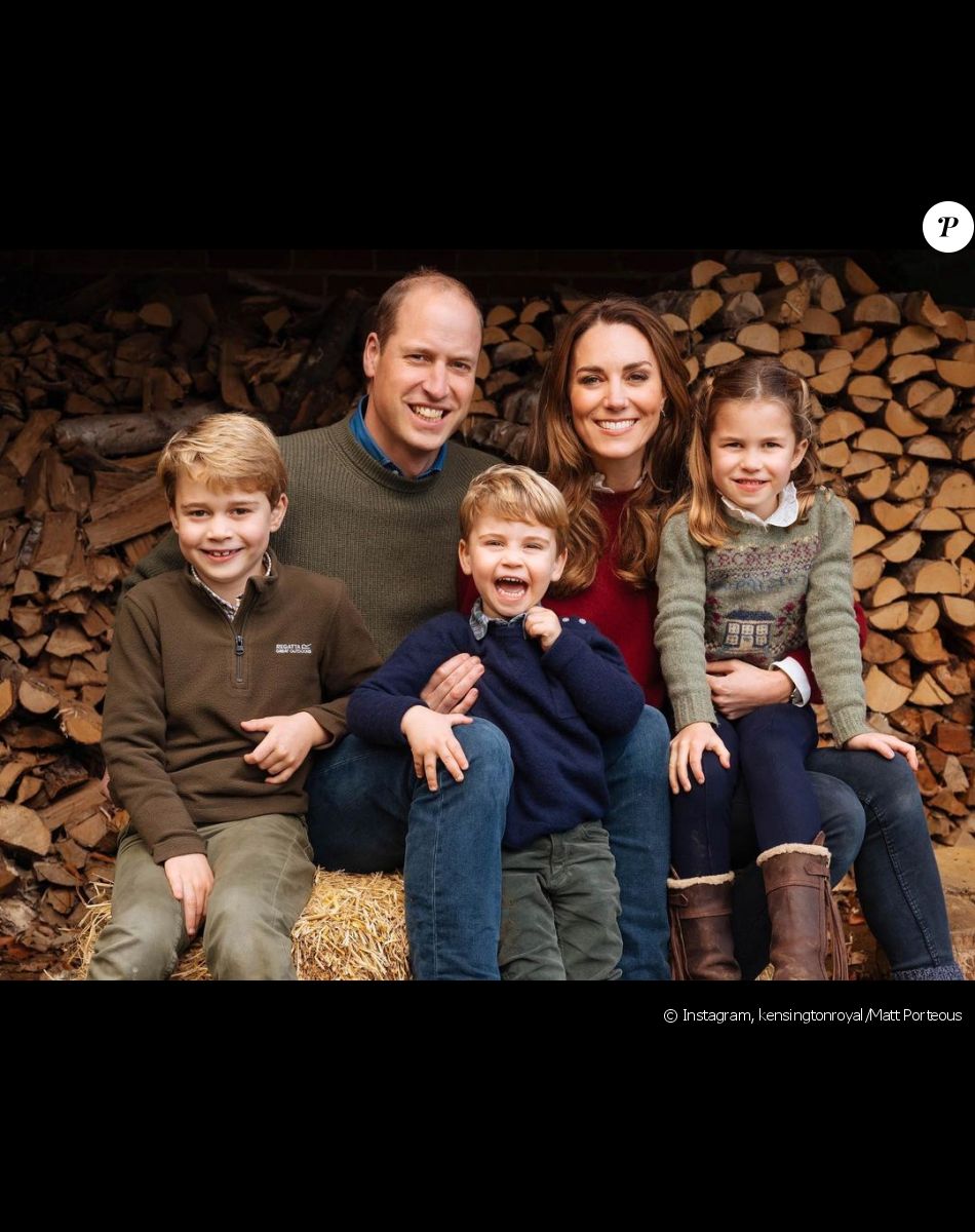 Le prince William, Kate Middleton et leurs trois enfants, le prince George, la princesse Charlotte et le prince Louis, posent pour leur carte de voeux 2021.