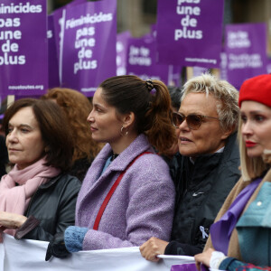 Laurence Rossignol, Laetitia Casta, Muriel Robin et sa compagne Anne Le Nen, Tatiana-Laurens Delarue marchent contre les violences sexistes et sexuelles à Paris le 23 Novembre 2019. © Cyril Moreau / Bestimage