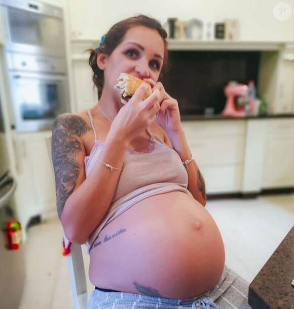 Julia Paredes enceinte, elle partage une photo sans filtre sur Instagram