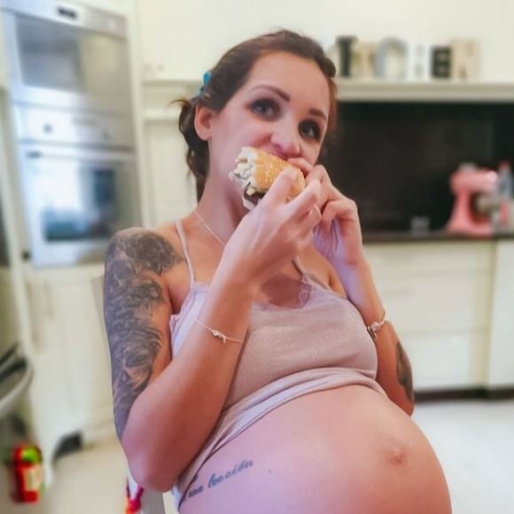 Julia Paredes enceinte, elle partage une photo sans filtre sur Instagram