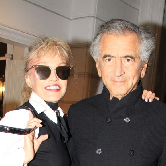 Arielle Dombasle et son mari Bernard-Henri Lévy (BHL) lors du vernissage de de l'exposition "La Clandestine"de Marie Beltrami à la librairie Artcurial à Paris, France, le 1er octobre 2019. © Philippe Baldini/Bestimage 