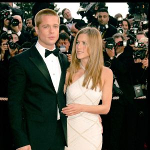 Brad Pitt et sa femme Jennifer Aniston - Montée des marches du film "Troy", 57e Festival International du Film de Cannes, le 13 mai 2004.